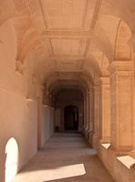 La ciudad de Llucmajor en Mallorca - El claustro del monasterio de San Buenaventura (autor Antoni Salvà). Haga clic para ampliar la imagen.