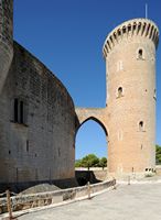 Le château de Bellver à Majorque. Tour de l'Hommage. Cliquer pour agrandir l'image.