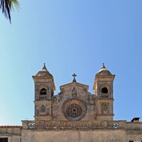 El santuario de Bonany de Petra en Mallorca - Campanarios de la iglesia. Haga clic para ampliar la imagen.
