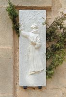 Die Stadt Petra in Mallorca - Bas-Relief der Juníper Serra mit Wacholderzweigen. Klicken, um das Bild zu vergrößern.