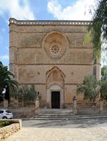 De stad Petra in Majorca - Voorgevel van de kerk Sint-Petrus. Klikken om het beeld te vergroten.