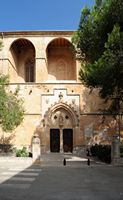 Die Stadt Petra in Mallorca - Seitentür der Kirche von St. Peter. Klicken, um das Bild zu vergrößern.