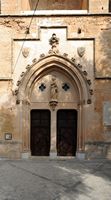 Die Stadt Petra in Mallorca - Seitentür der Kirche von St. Peter. Klicken, um das Bild zu vergrößern.