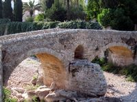 A cidade de Pollença em Maiorca - A ponte romana (autor Olaf Tausch). Clicar para ampliar a imagem.