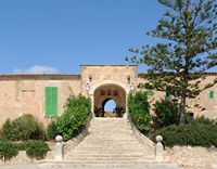 Het heiligdom van Monti-Sion in Porreres in Majorca - Portaal van het heiligdom. Klikken om het beeld te vergroten.