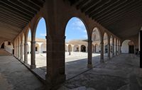 El santuario de Monti-sion de Porreres en Mallorca - El claustro. Haga clic para ampliar la imagen.