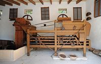 La Finca Els Calderers en Sant Joan en Mallorca - máquina de moler las semillas de algarrobo. Haga clic para ampliar la imagen.