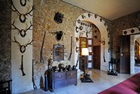 La Finca Els Calderers en Sant Joan en Mallorca - La sala de la caza de la mansión. Haga clic para ampliar la imagen.