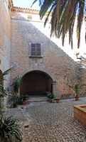 Die Stadt Santanyi auf Mallorca - Das Pfarrhaus der Pfarrkirche. Klicken, um das Bild zu vergrößern.