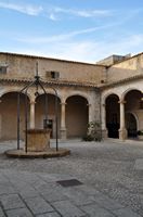 A cidade de Sineu em Maiorca - O claustro do convento dos Mínimos (autor 71alexduran). Clicar para ampliar a imagem.