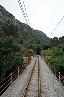La ciudad de Sóller en Mallorca - Puente y túnel en la línea de Palma a Sóller. Haga clic para ampliar la imagen.