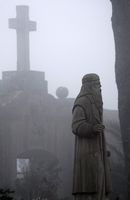 Le sanctuaire de Cura de Randa à Majorque. La statue de Raymond Lulle en hiver (auteur Jaume Rosselló Mir). Cliquer pour agrandir l'image dans Flickr (nouvel onglet).