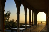 Das Heiligtum von Cura de Randa auf Mallorca - Die Restaurant-Terrasse bei Sonnenuntergang (Autor dilemma_pics). Klicken, um das Bild in Flickr zu vergrößern (neue Nagelritze).