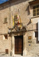 La ciudad de Sineu en Mallorca - La puerta del convento de los Mínimos (autor Inge Brauneis). Haga clic para ampliar la imagen en Flickr (nueva pestaña).