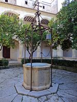 La ciudad de Manacor en Mallorca - El claustro del Monasterio de San Vicente Ferrer (autor Juanito). Haga clic para ampliar la imagen en Panoramio (nueva pestaña).