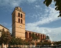 La localidad de Muro en Mallorca - La iglesia de San Juan Bautista (autor NorbertL). Haga clic para ampliar la imagen en Panoramio (nueva pestaña).