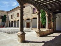 A cidade de Pollença em Maiorca - O claustro do mosteiro de São Domingos (autor Rolf Stühmeier). Clicar para ampliar a imagem em Panoramio (novo guia).