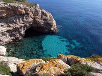Die Stadt Ses Salines, Mallorca - Die Höhle Cova seine Plana zum Kap der Ses Salines. Klicken, um das Bild in Panoramio zu vergrößern (neue Nagelritze).