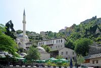 Moschea e casa Gavrankapetanovic. Clicca per ingrandire l'immagine in Adobe Stock (nuova unghia).