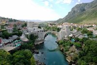 La ville de Mostar en Herzégovine. Vieux pont vu depuis le minaret (auteur Ramirez Hun). Cliquer pour agrandir l'image.