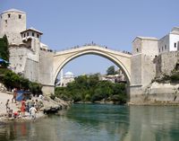 La ville de Mostar en Herzégovine. Vieux pont vu depuis les rives de la Neretva (auteur Fer Filol). Cliquer pour agrandir l'image.
