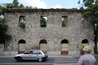 La ville de Mostar en Herzégovine. Boulevard séparant les deux villes. Cliquer pour agrandir l'image.
