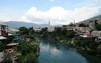 La ville de Mostar en Herzégovine. Mosquée Koski Mehmed Pacha vue depuis le vieux pont. Cliquer pour agrandir l'image.