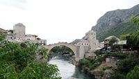La ville de Mostar en Herzégovine. Vieux pont vu depuis la mosquée Koski. Cliquer pour agrandir l'image.
