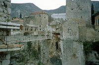 La ville de Mostar en Herzégovine. Pont suspendu provisoire (auteur Npatm). Cliquer pour agrandir l'image.