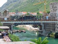La ville de Mostar en Herzégovine. Pont en reconstruction en 2001 (auteur Donar Reiskoffer). Cliquer pour agrandir l'image.