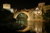 La ville de Mostar en Herzégovine. Vieux Pont en 2008 (auteur BathoryPéter). Cliquer pour agrandir l'image.