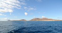 Het eiland La Graciosa naar Lanzarote. Vulkanen van het eiland. Klikken om het beeld te vergroten in Adobe Stock (nieuwe tab).