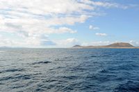 Het eiland La Graciosa naar Lanzarote. De zeeëngte van El Río. Klikken om het beeld te vergroten in Adobe Stock (nieuwe tab).