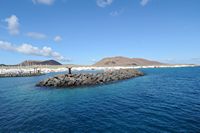 Het eiland La Graciosa naar Lanzarote. Haven van Caleta del Sebo. Klikken om het beeld te vergroten in Adobe Stock (nieuwe tab).