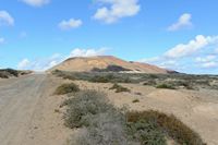 Het eiland La Graciosa naar Lanzarote. De vulkaan Agujas Grandes. Klikken om het beeld te vergroten in Adobe Stock (nieuwe tab).