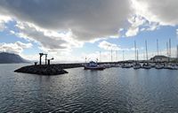 Het eiland La Graciosa naar Lanzarote. De haven van Caleta del Sebo. Klikken om het beeld te vergroten in Adobe Stock (nieuwe tab).