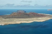 Het eiland La Graciosa naar Lanzarote. De vulkanen Agujas. Klikken om het beeld te vergroten in Adobe Stock (nieuwe tab).