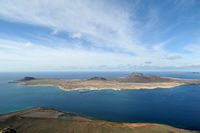Die Insel Graciosa nach Lanzarote. Blick vom Mirador del Río. Klicken, um das Bild in Adobe Stock zu vergrößern (neue Nagelritze).