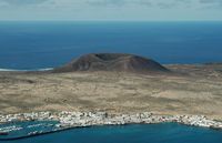 Het eiland La Graciosa naar Lanzarote. Montaña del Mojón. Klikken om het beeld te vergroten in Adobe Stock (nieuwe tab).