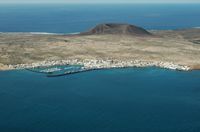 Die Insel Graciosa nach Lanzarote. Caleta del Sebo Blick vom Mirador del Río. Klicken, um das Bild in Adobe Stock zu vergrößern (neue Nagelritze).