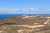 Los Lobos en la isla de Fuerteventura. Faro de Martiño desprende de la caldera. Haga clic para ampliar la imagen en Adobe Stock (nueva pestaña).