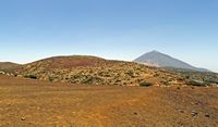 Het Nationaal Park van de Teide in Tenerife. Pico del Teide gezien vanaf de weg Izana. Klikken om het beeld te vergroten in Adobe Stock (nieuwe tab).