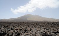 El Parque Nacional del Teide en Tenerife. El Pico del Teide visto desde la carretera a Boca Tauce. Haga clic para ampliar la imagen en Adobe Stock (nueva pestaña).