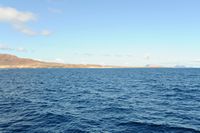 Het natuurpark van de archipel Chinijo in Lanzarote. De archipel gezien vanaf de veerboot naar La Graciosa. Klikken om het beeld te vergroten in Adobe Stock (nieuwe tab).