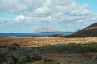 Het natuurpark van de archipel Chinijo in Lanzarote. De eiland Alegranza uitzicht vanaf La Graciosa. Klikken om het beeld te vergroten in Adobe Stock (nieuwe tab).