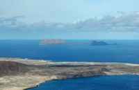 Het natuurpark van de archipel Chinijo in Lanzarote. De Alegranza eiland uitzicht vanaf de Mirador del Río. Klikken om het beeld te vergroten in Adobe Stock (nieuwe tab).