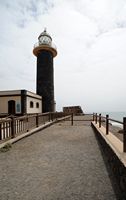 Die Jandía Naturpark in Fuerteventura. Leuchtturm von Jandía. Klicken, um das Bild in Adobe Stock zu vergrößern (neue Nagelritze).