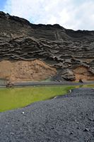 Het natuurpark van los Volcanes in Lanzarote. De Groene Lagune in El Golfo. Klikken om het beeld te vergroten in Adobe Stock (nieuwe tab).