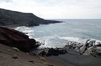 El parque natural de los Volcanes en Lanzarote. La costa rocosa cerca de El Golfo. Haga clic para ampliar la imagen en Adobe Stock (nueva pestaña).