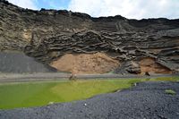 Het natuurpark van los Volcanes in Lanzarote. De Groene Lagune in El Golfo. Klikken om het beeld te vergroten in Adobe Stock (nieuwe tab).